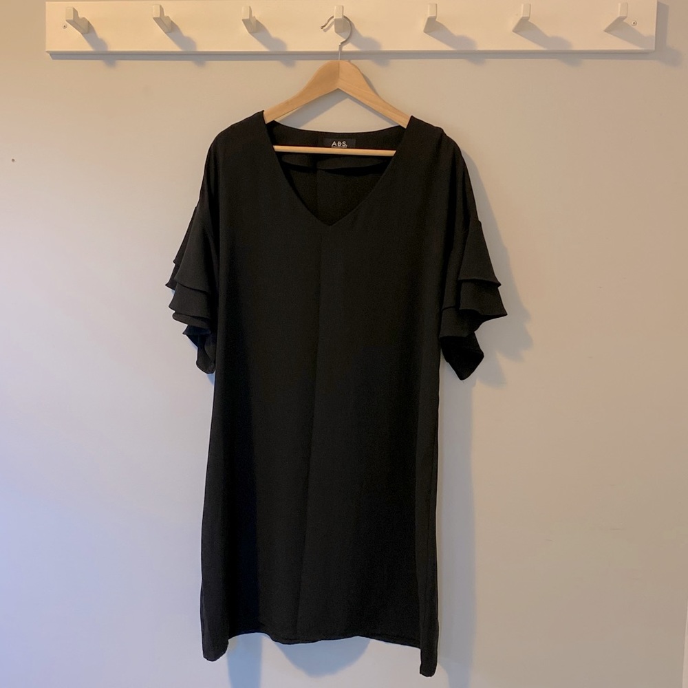 Ruffle sleeves dress in black